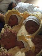 恭喜北京李氏夫妇成功抱上双胞胎广州供卵的代妈也很开心